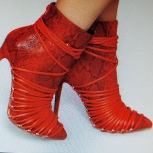 🐍FASHIONNOVA RED & BLACK SNAKESKIN  SHOE SIZE 9